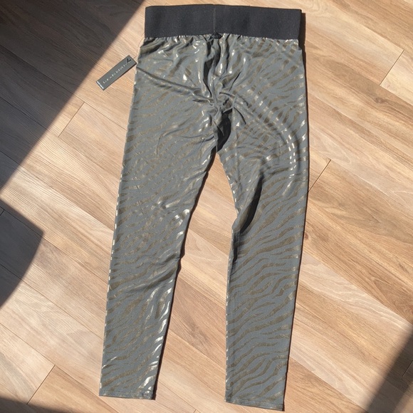 Tahari sport animal print zebra or tiger print legging M - Picture 10 of 16